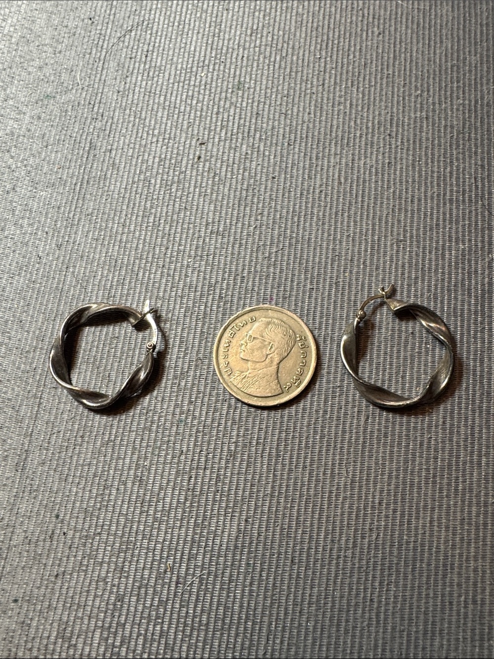Vintage Source Unknown Twisted Hoop Earrings in Silver - Picture 3 of 5
